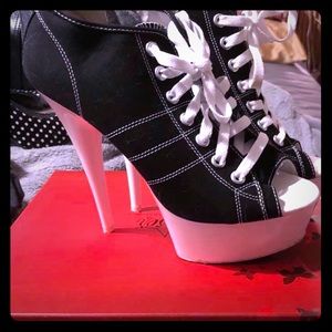 Size9 lace up Pleaser pump